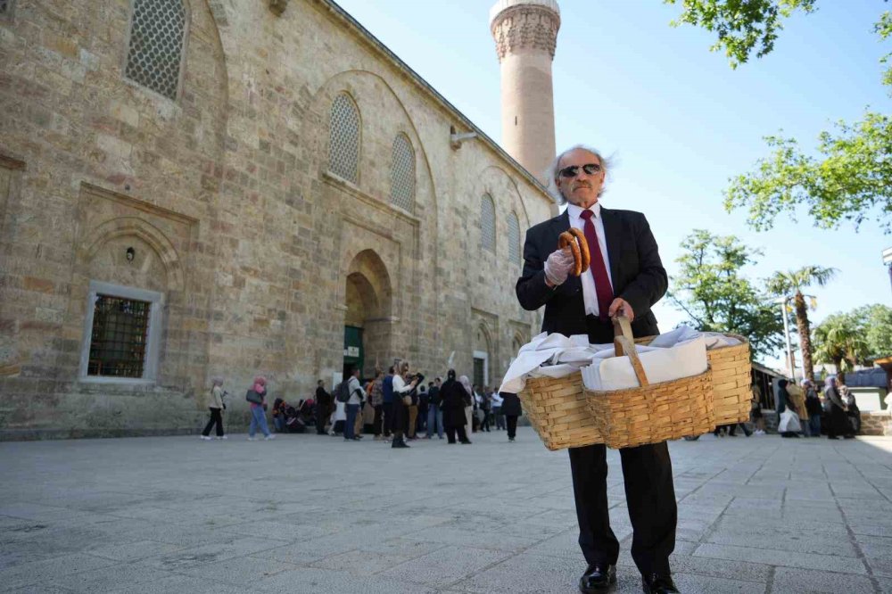 Takım Elbiseyle Simit Satıyor