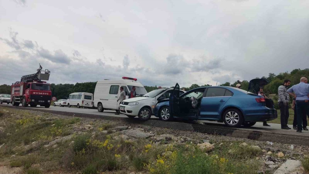 Karayolunda Trafik Kazası: 5 Yaralı