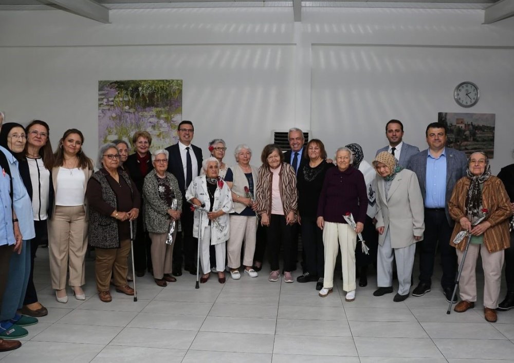 Huzurevindeki Annelere Sürpriz Ziyaret