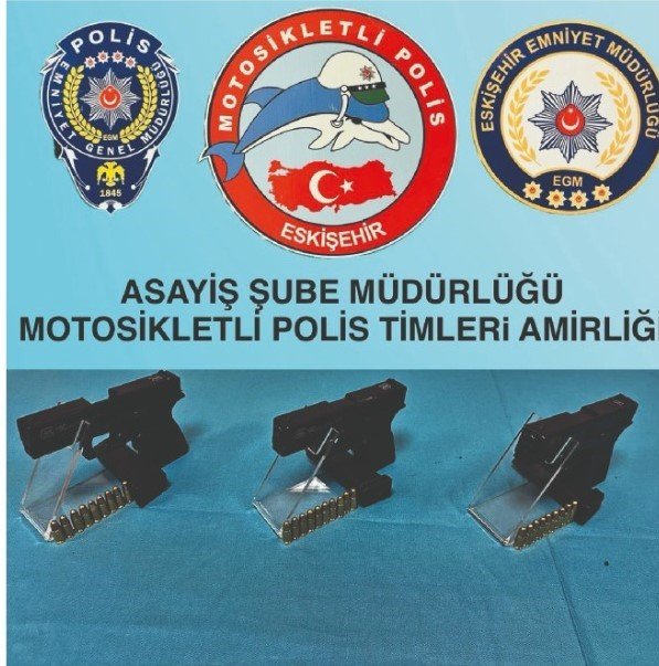 Polisin Durdurduğu Araçta 3 Ruhsatsız Tabanca Ele Geçirildi