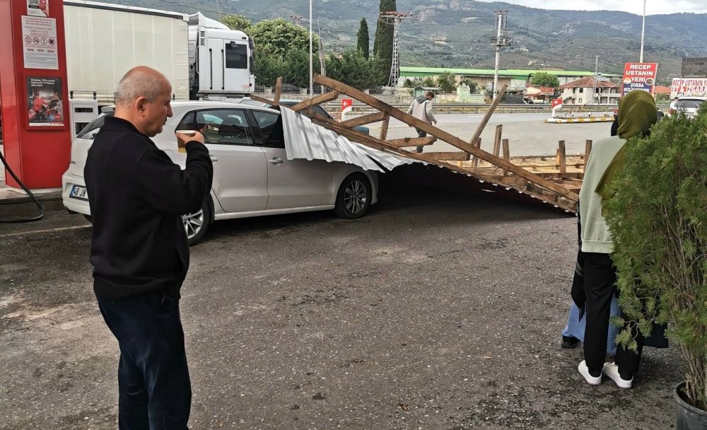 Akaryakıt İstasyonunun Çatısı Otomobilin Üzerine Düştü