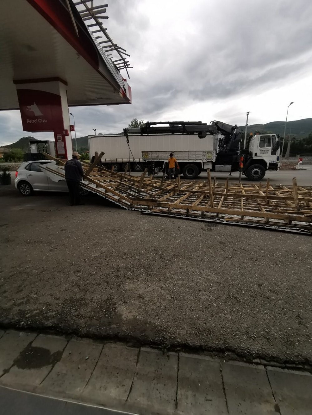 Akaryakıt İstasyonunun Çatısı Otomobilin Üzerine Düştü