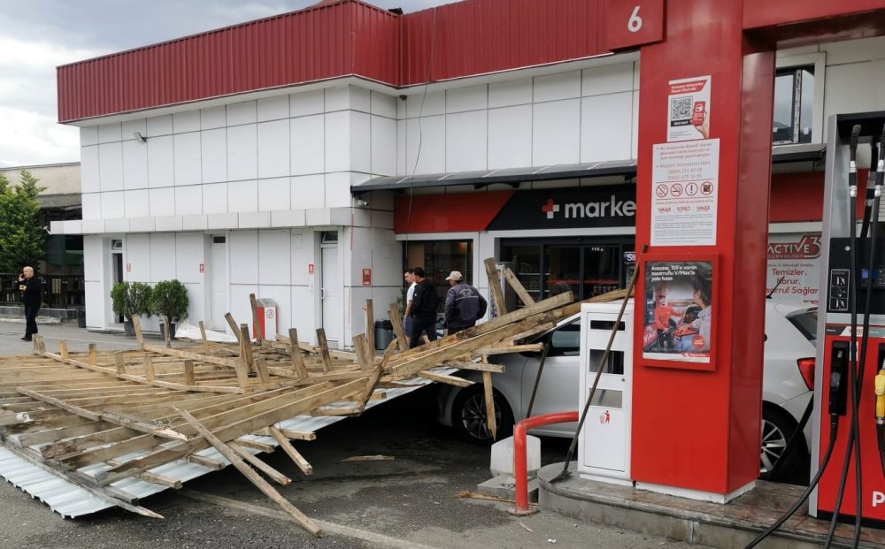 Akaryakıt İstasyonunun Çatısı Otomobilin Üzerine Düştü