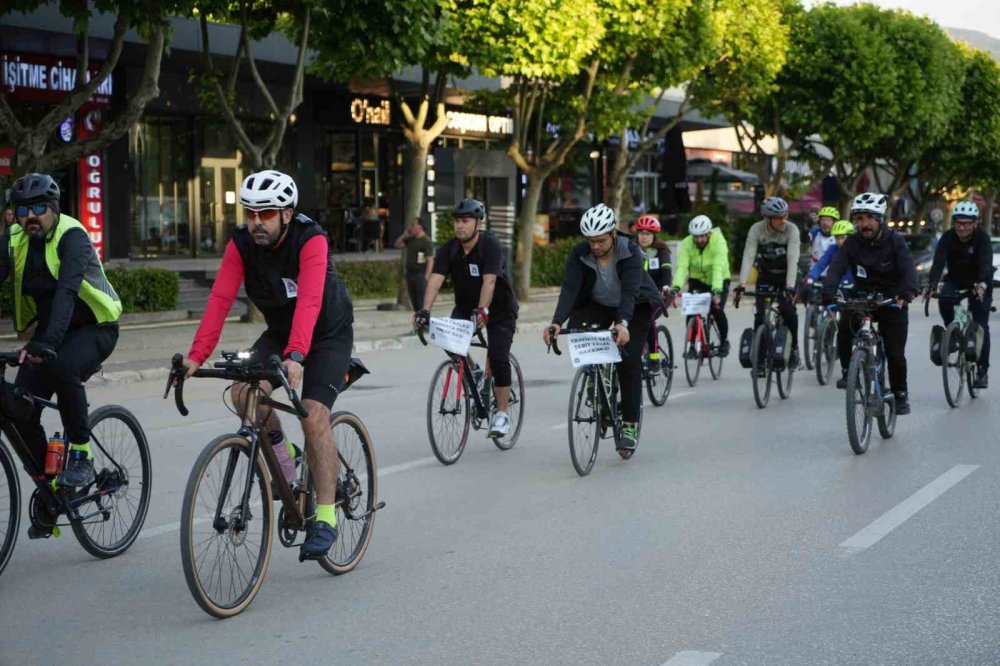 Bisikletliler Trafikte Farkındalık İçin Sessiz Sürdü