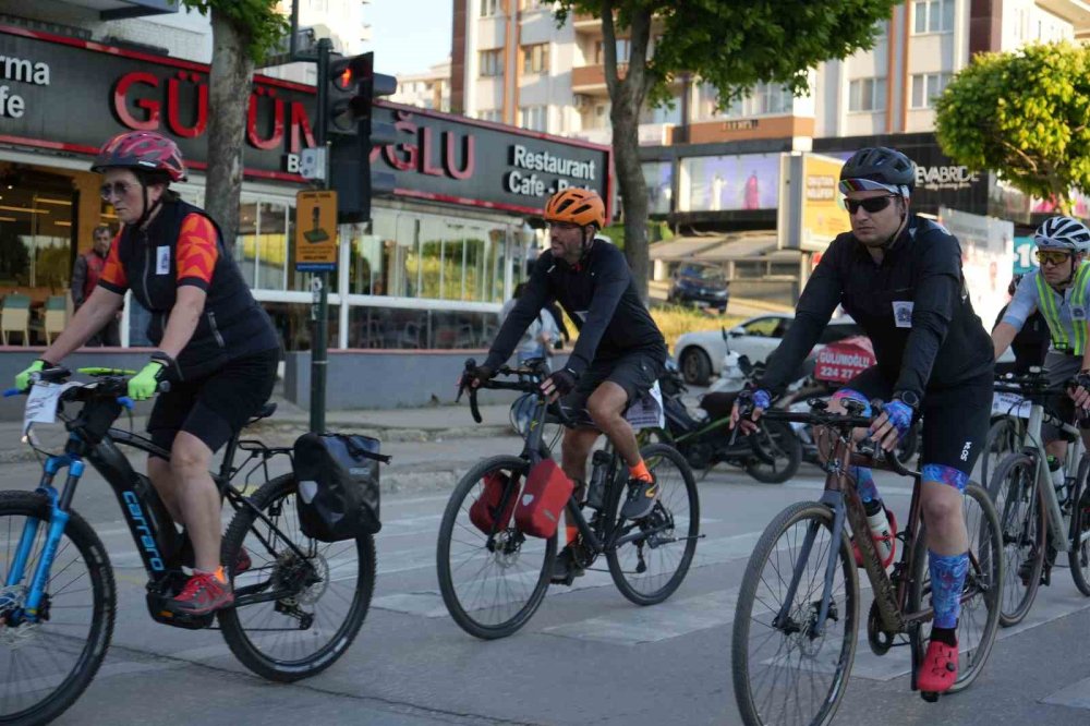 Bisikletliler Trafikte Farkındalık İçin Sessiz Sürdü