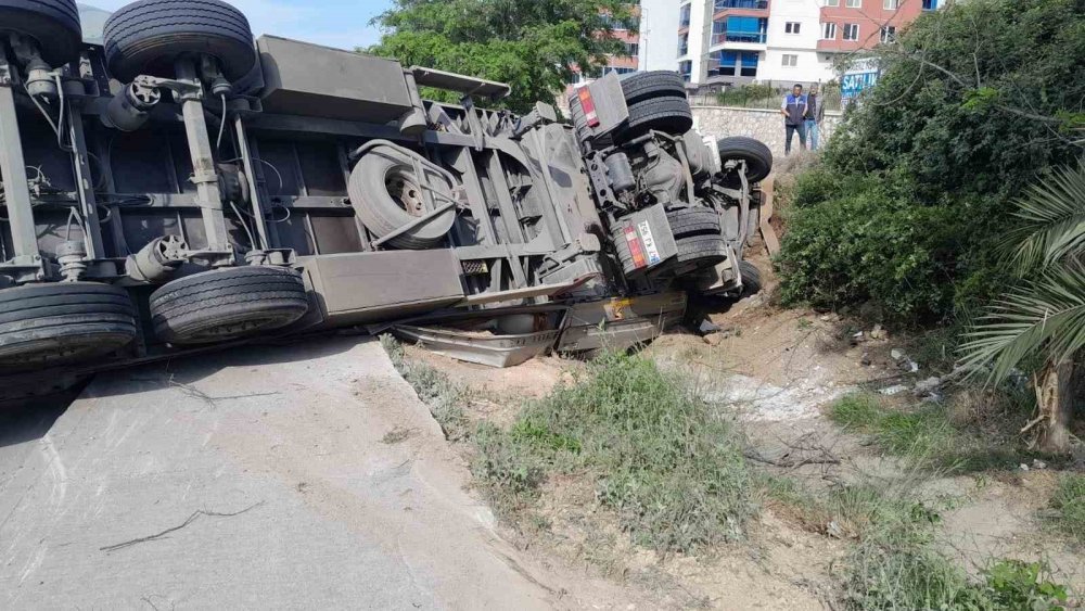 Takla Atan Tır, Trafiği Kapattı