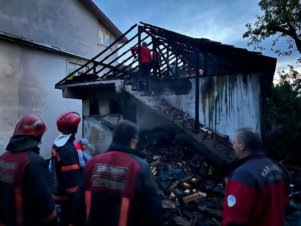 Tek Katlı Ev Yangında Kullanılamaz Hale Geldi