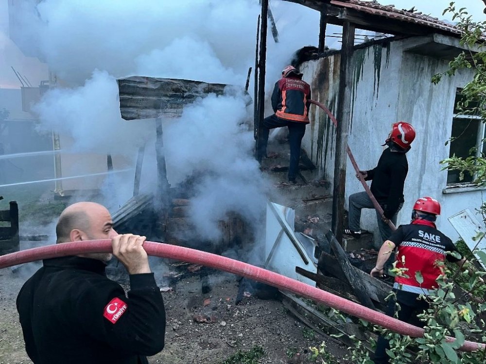 Tek Katlı Ev Yangında Kullanılamaz Hale Geldi