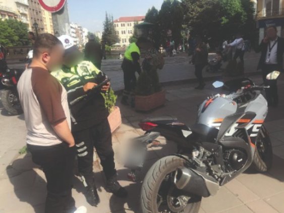 100 Motosiklet Ve Motorlu Bisiklet Sürücüsüne Ceza Kesildi