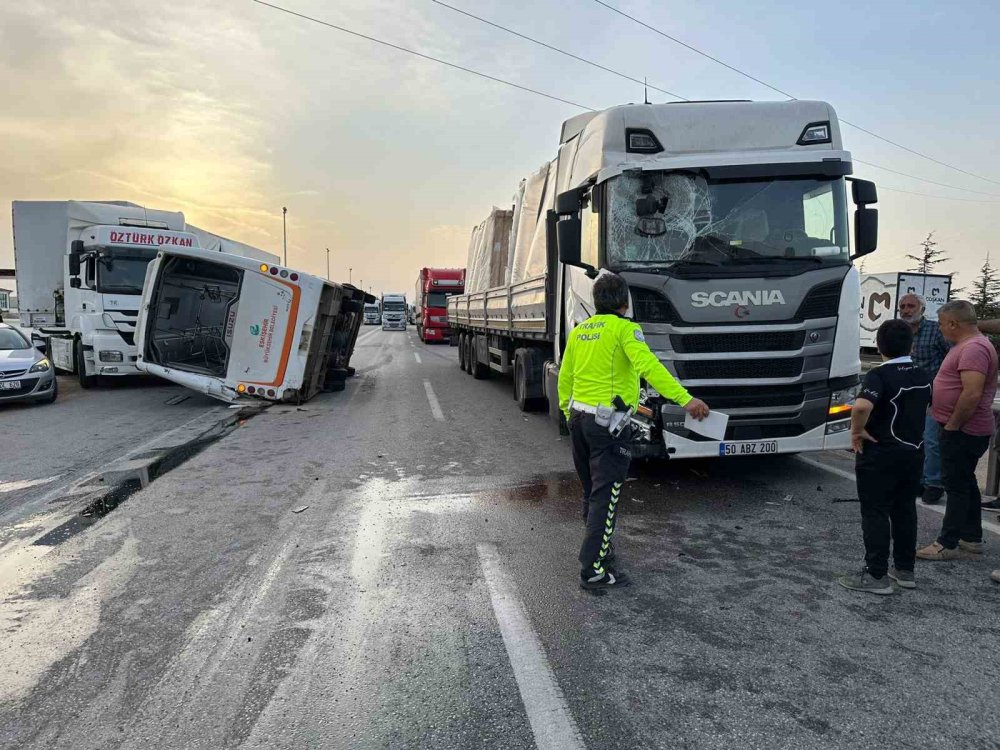 Belediye Otobüsü ve 2 Tır Çarpıştı