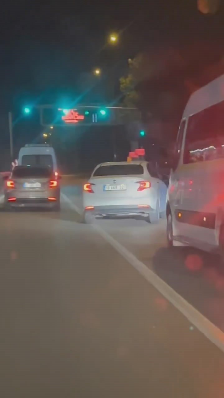 Makas Atarak Trafiği Tehlikeye Soktu, O Anlar Kamerada