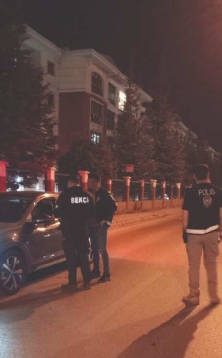 Polis Ekipleri Şüpheli Şahısları Sorguladı