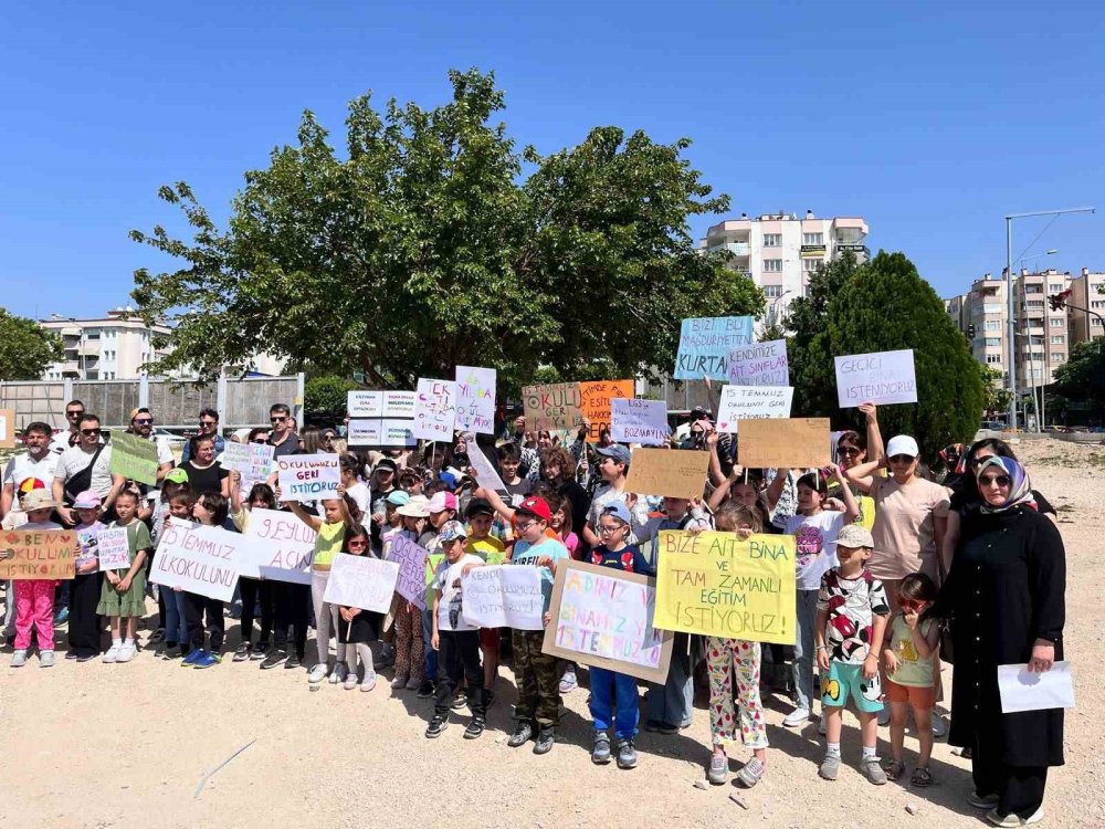 Deprem Tedbirleri Gereğince Tahliye Edilen Okula Bir Yıldır Çivi Dahi Çakılmadı