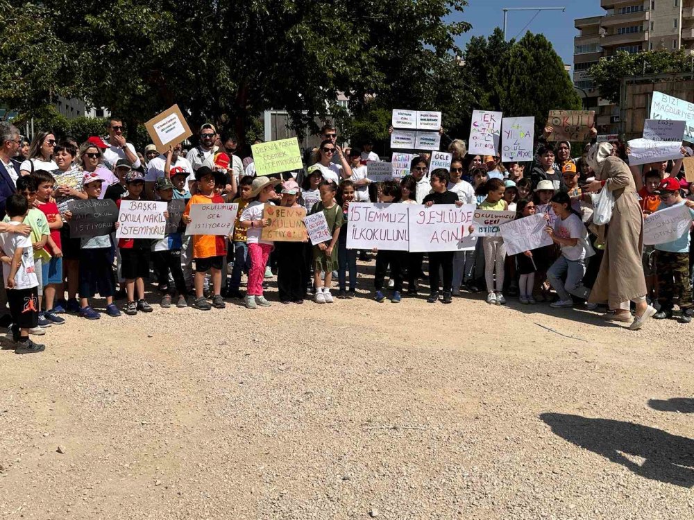 Deprem Tedbirleri Gereğince Tahliye Edilen Okula Bir Yıldır Çivi Dahi Çakılmadı