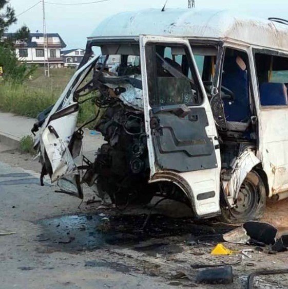 Kontrolden çıkarak devrilen midibüs hurdaya döndü