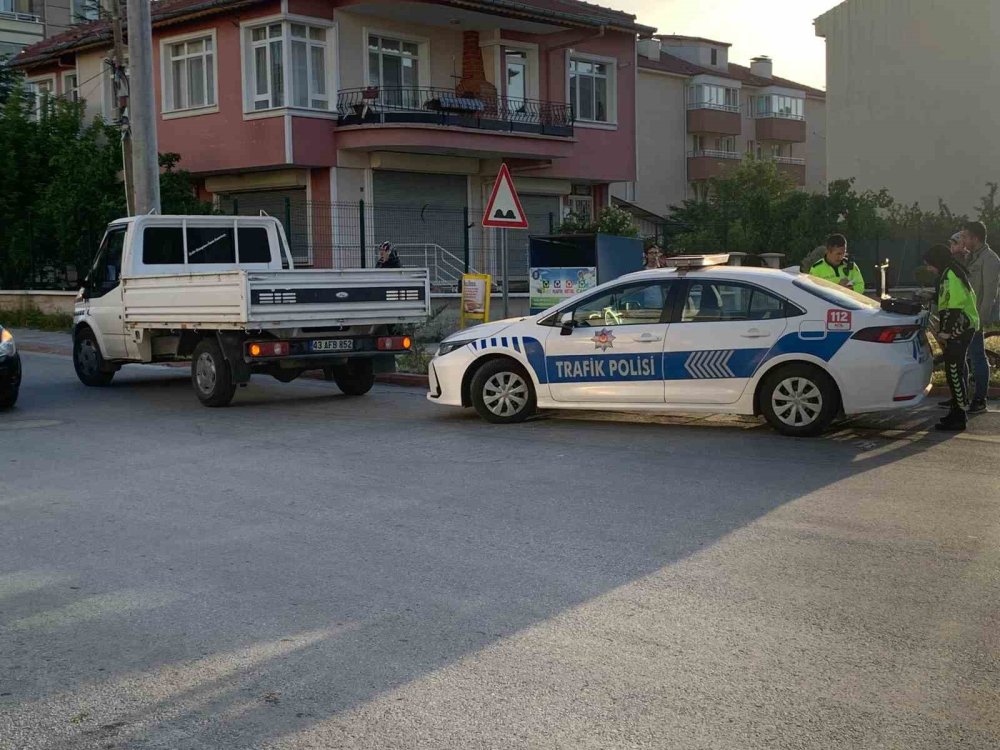 Yolun Karşısına Geçerken Kamyonetin Çarptığı Kadın Yaralandı