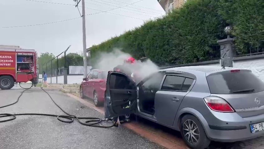 Sakarya’da Park Halindeki Otomobil Alev Aldı