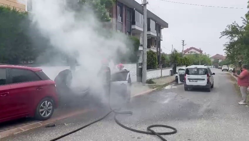 Sakarya’da Park Halindeki Otomobil Alev Aldı