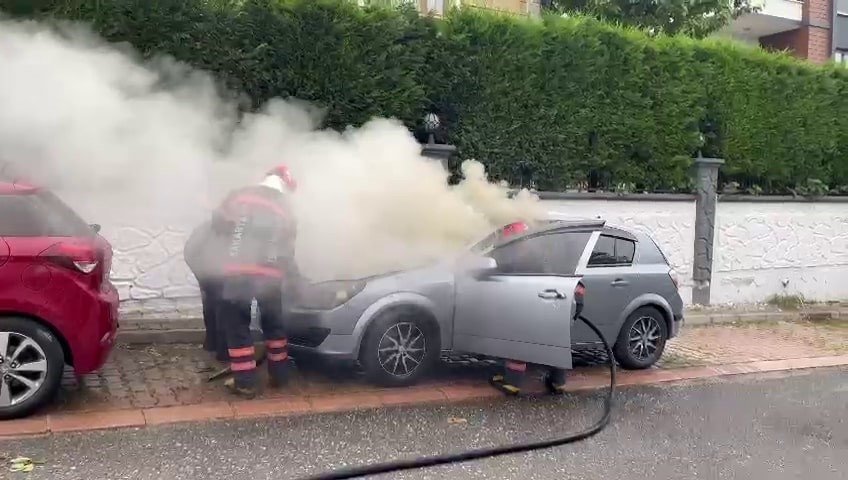 Sakarya’da Park Halindeki Otomobil Alev Aldı