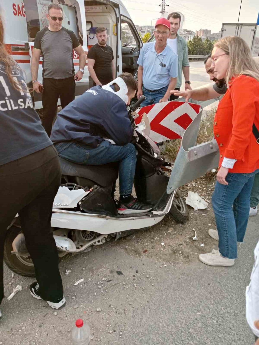 Motosiklet Bariyerlere Ok Gibi Saplandı, Sıkışan Sürücü Kurtarıldı