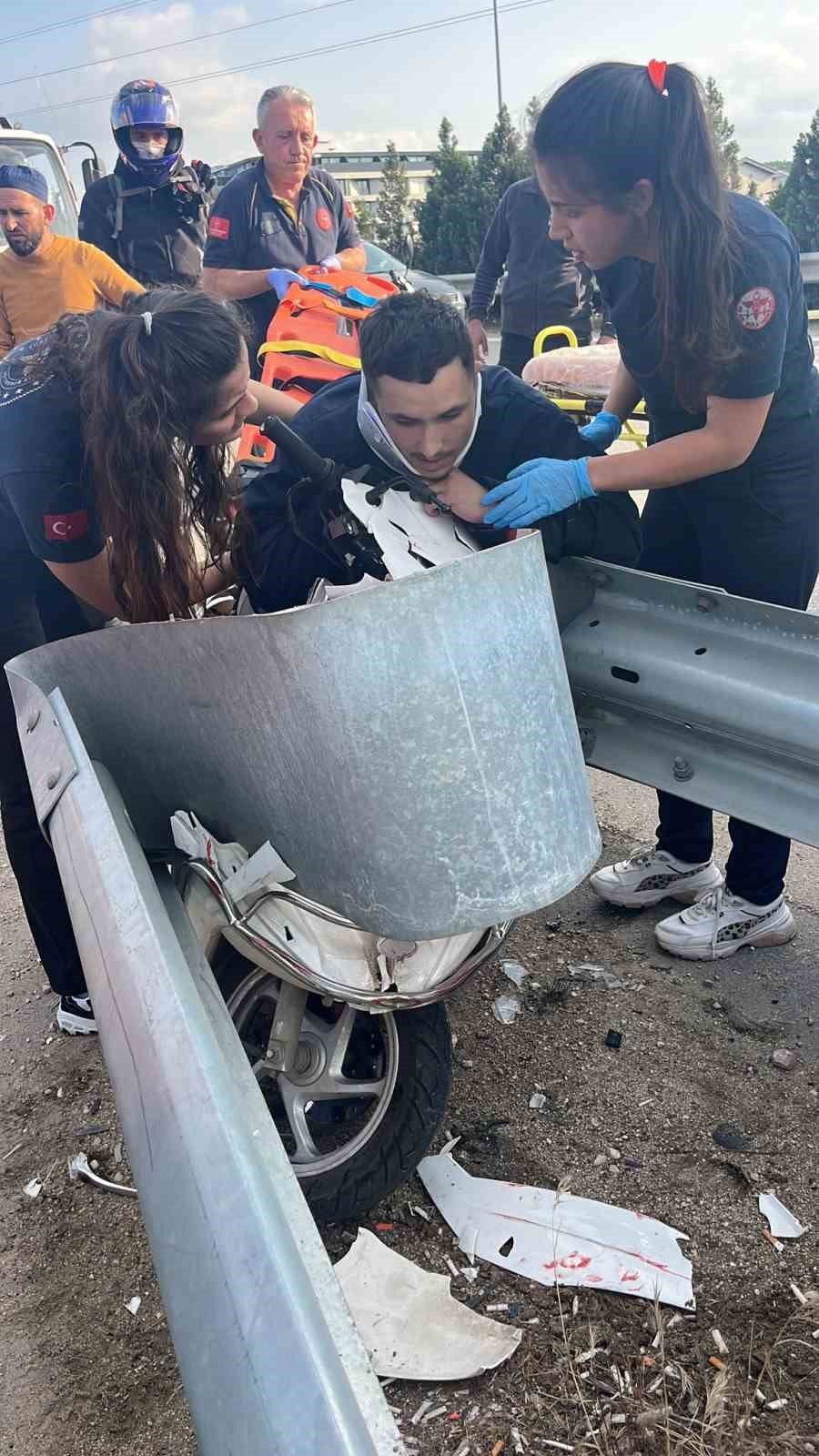 Motosiklet Bariyerlere Ok Gibi Saplandı, Sıkışan Sürücü Kurtarıldı