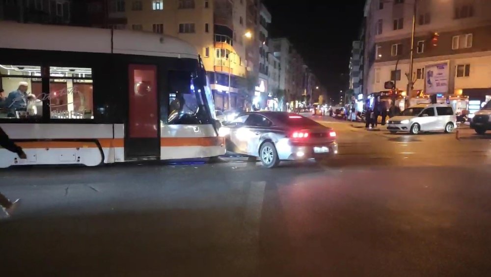 Seyir Halindeki Tramvay Otomobile Çarptı