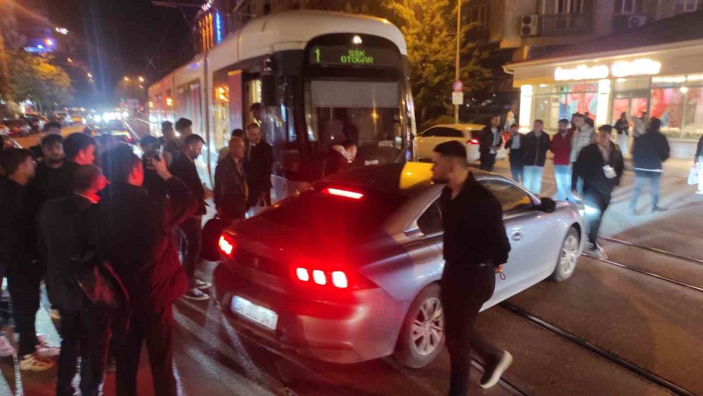 Seyir Halindeki Tramvay Otomobile Çarptı