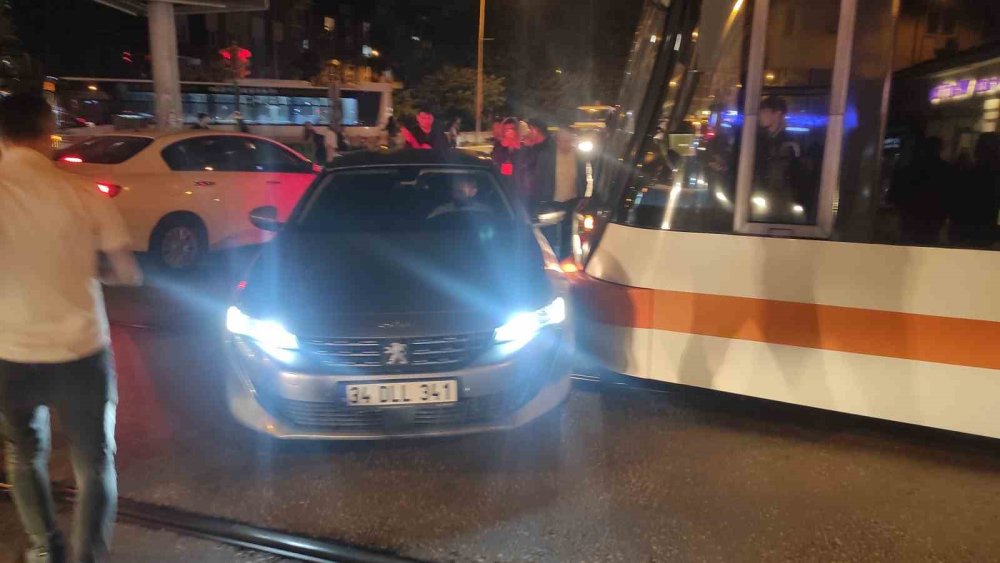 Seyir Halindeki Tramvay Otomobile Çarptı