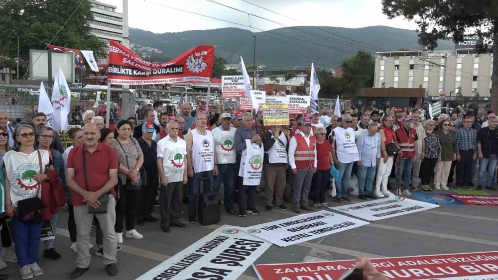 Bursa’da Emekliler Yürüyüş Düzenledi