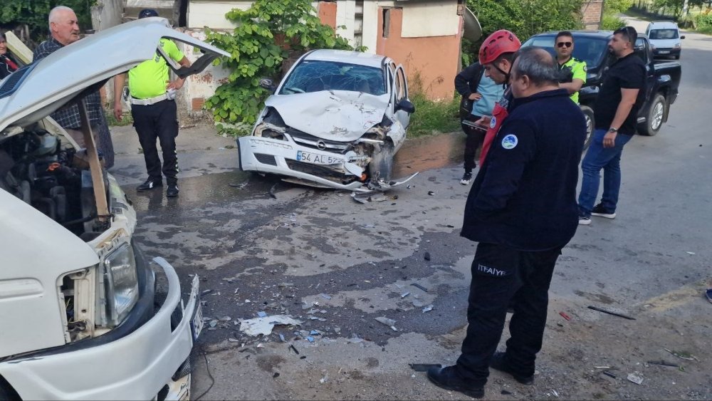 Otomobil İle Minibüs Kafa Kafaya Çarpıştı