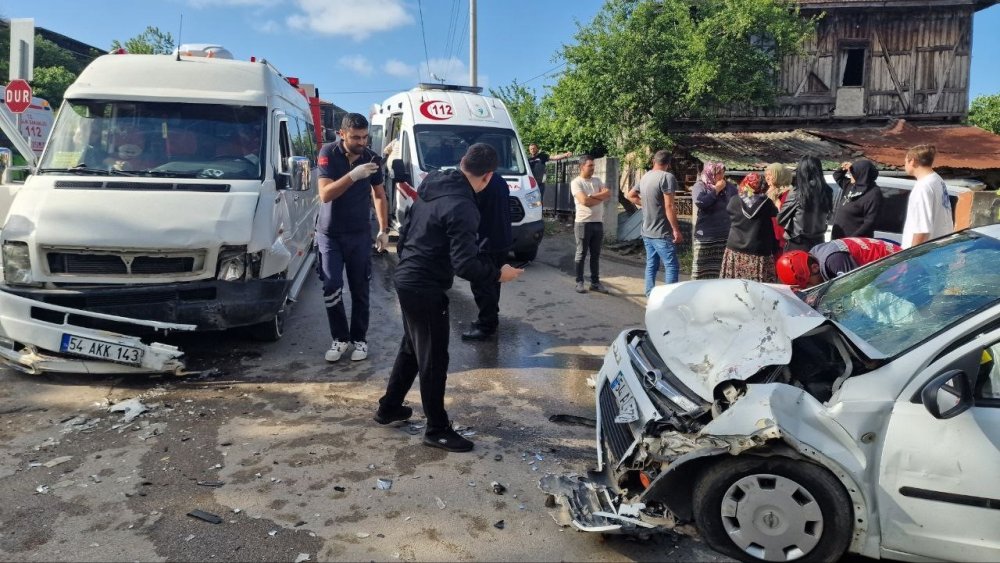 Otomobil İle Minibüs Kafa Kafaya Çarpıştı