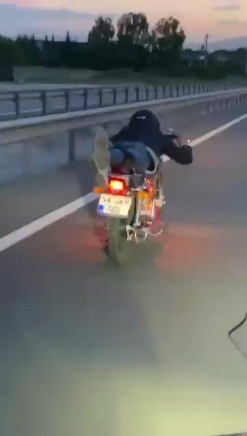 Motosikletini Yatarak Kullanan Sürücü Kazaya Davetiye Çıkardı