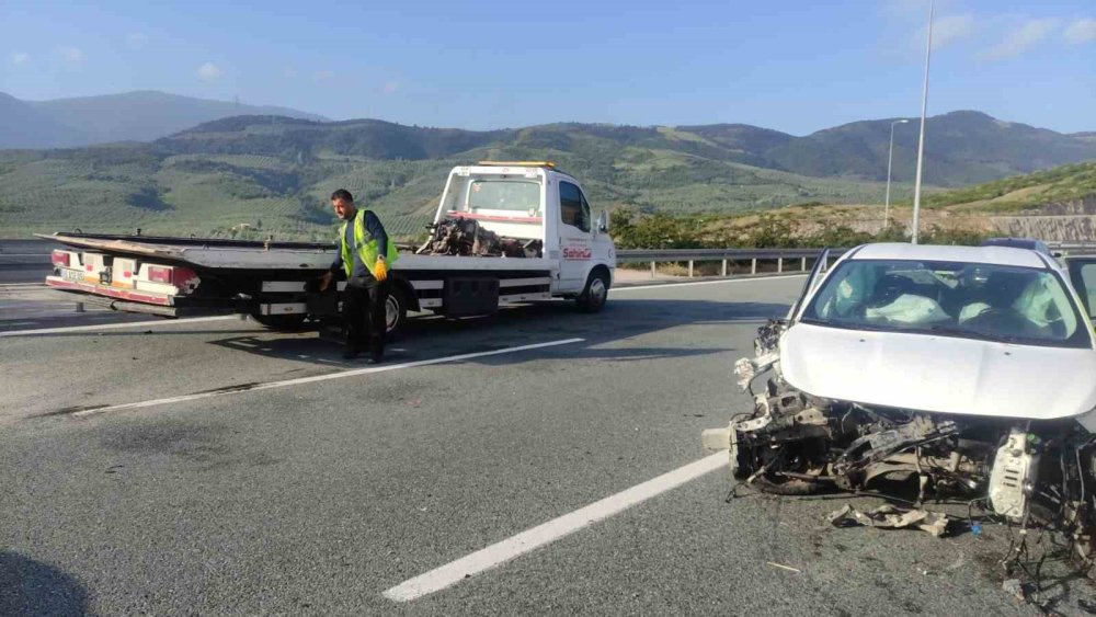 Otomobil Bariyerlere Çarptı