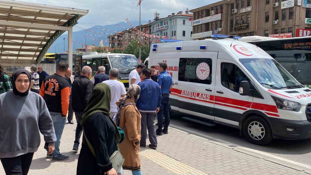 Hem Bedava Binmeye Çalıştılar Hem De Güvenlikçiyi Dövdüler