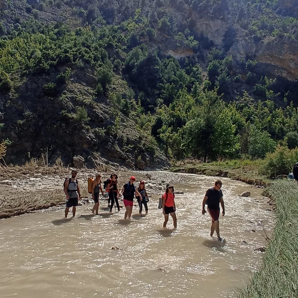 Kanyondaki Akarsu İçerisinde Yürüyüş Yaptılar