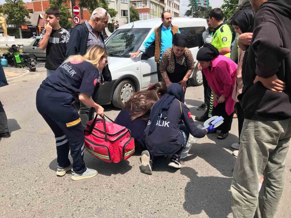 Karşıya geçmek isteyen yaşlı kadına hafif ticari araç çarptı