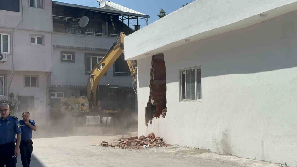 Kaçak Yaptığı Yapı 4 Kez Yıkıldı, "Bir Daha Yıkılmasın" Diye Çatıya Çıkarak Direndiler