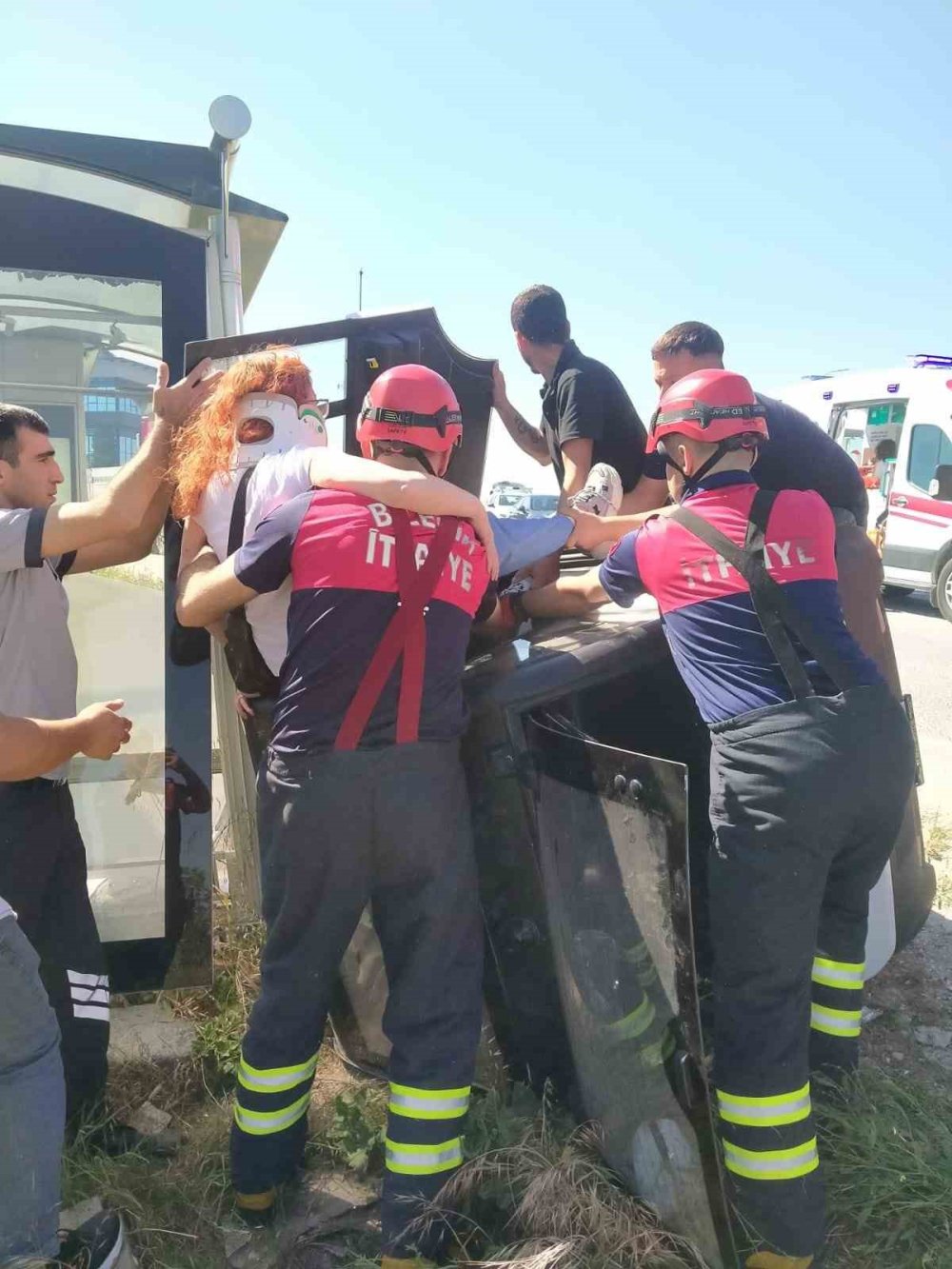 Elektrikli Bisikletin Devrilmesi Sonucu 2 Kişi Yaralandı