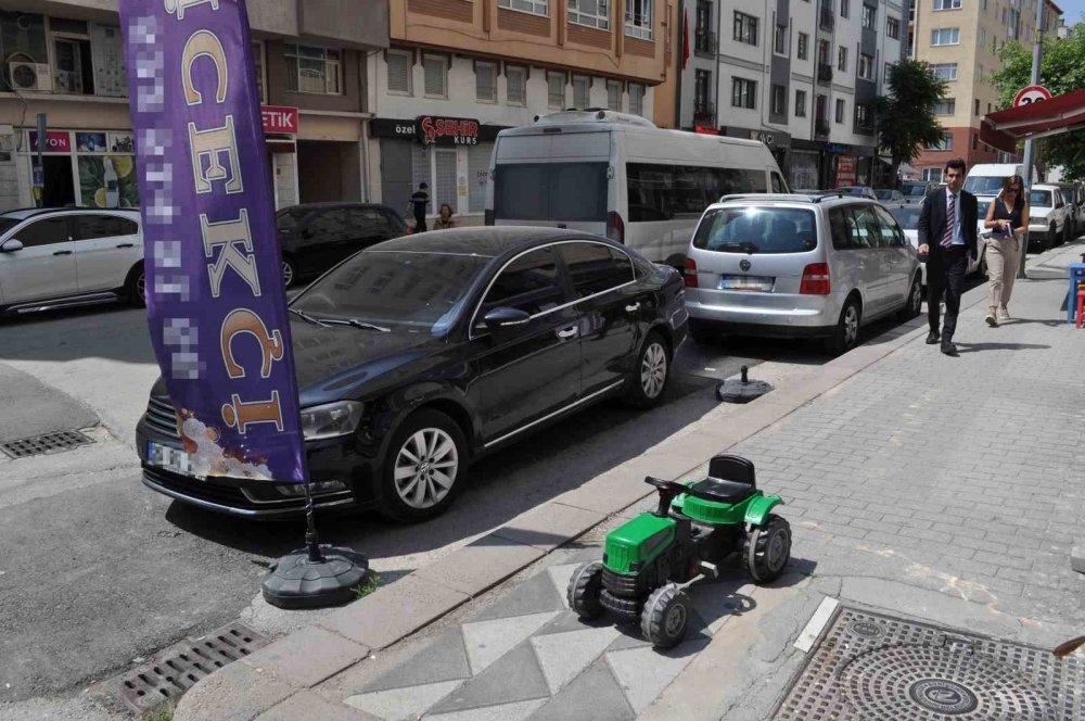 Park Yapmak İçin Engel Gördüğü Esnafın Üzerine Aracını Sürdü