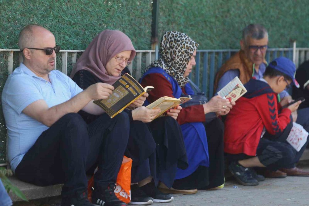 Aileler Kapı Önlerinde Dualarla Bekledi