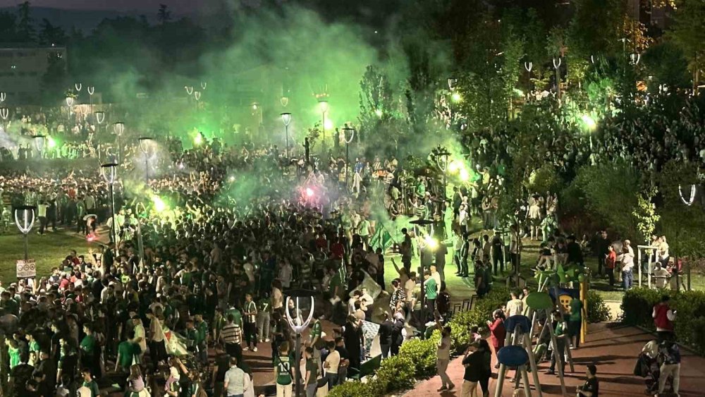 Bursaspor Taraftarı Yeniden Doğuşun Meşalesini Yaktı