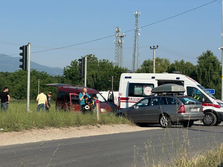 Hafif Ticari Araç İle Otomobil Çarpıştı