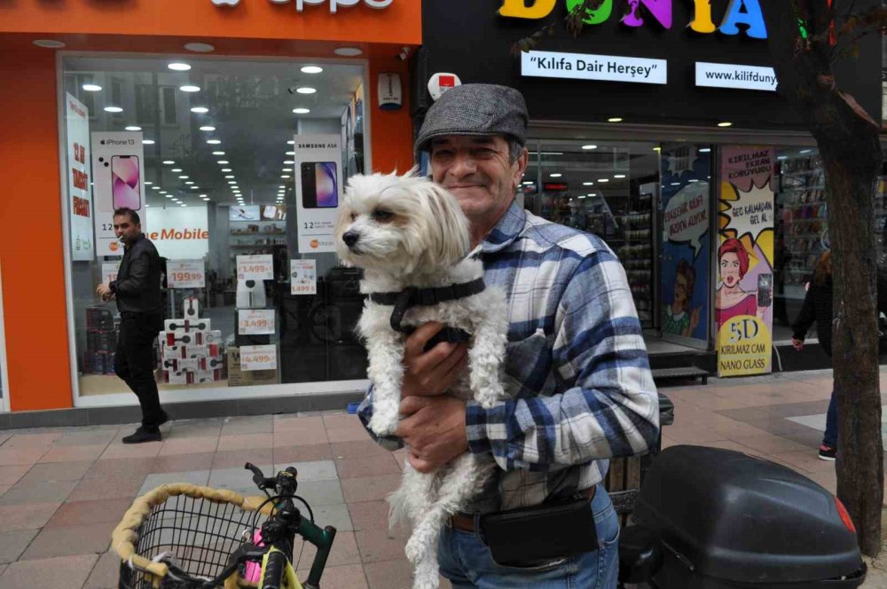 Köpeğini Bisikletinin Sepetine Koyup Güzel Havanın Tadını Çıkardı