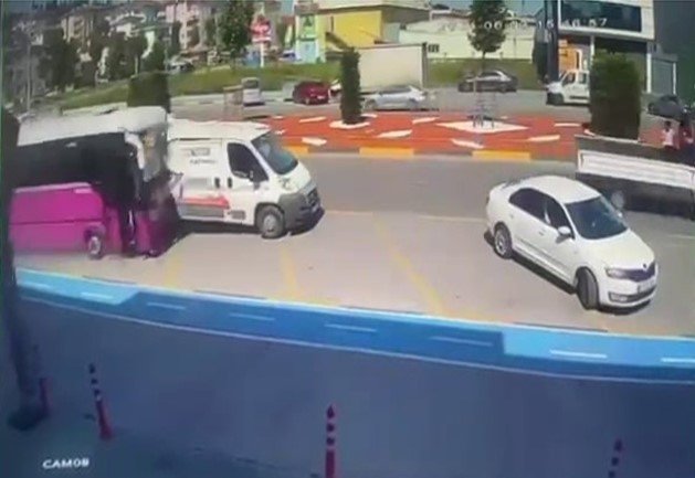 Özel halk otobüsü otomobile ve minibüse çarptı