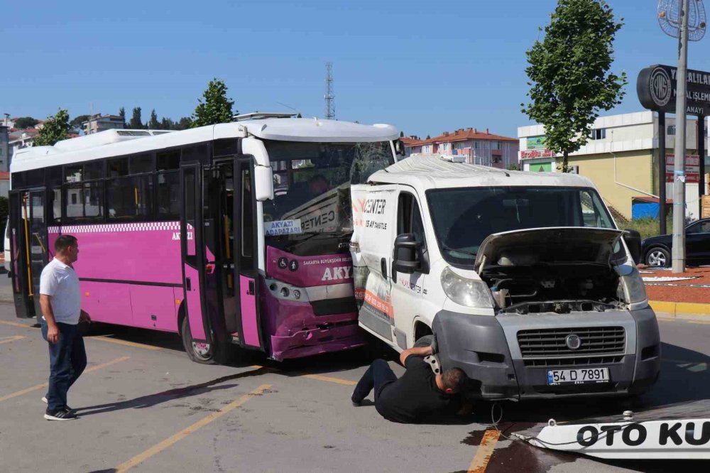 Özel halk otobüsü otomobile ve minibüse çarptı