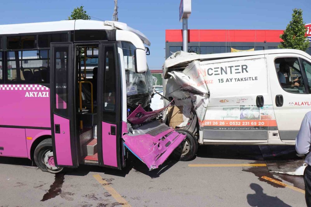 Özel halk otobüsü otomobile ve minibüse çarptı