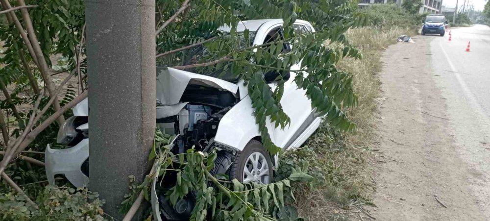 Kontrolden Çıkan Otomobil Direğe Çarptı