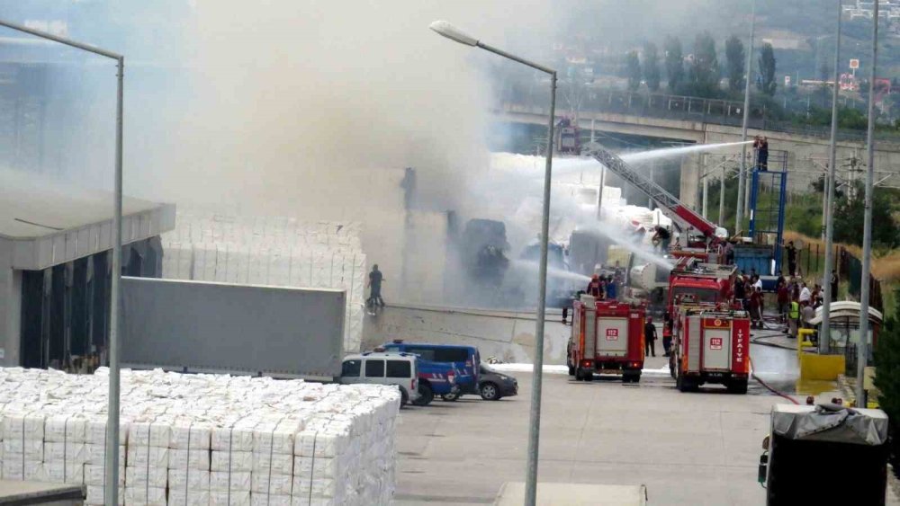 Kağıt Fabrikasında Korkutan Yangın