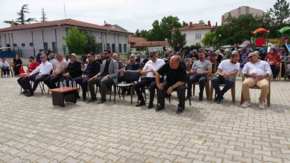 Mezun Olduğu Okuluna Yıllar Sonra Dönerek Kursiyerlere Dikiş Kursu Verdi