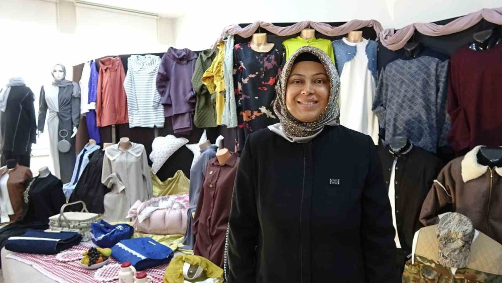 Mezun Olduğu Okuluna Yıllar Sonra Dönerek Kursiyerlere Dikiş Kursu Verdi